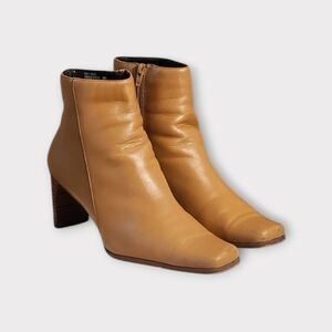 Women Vintage Leather Peanut Butter Brown Ankle Boots By White Mt Size 9M.